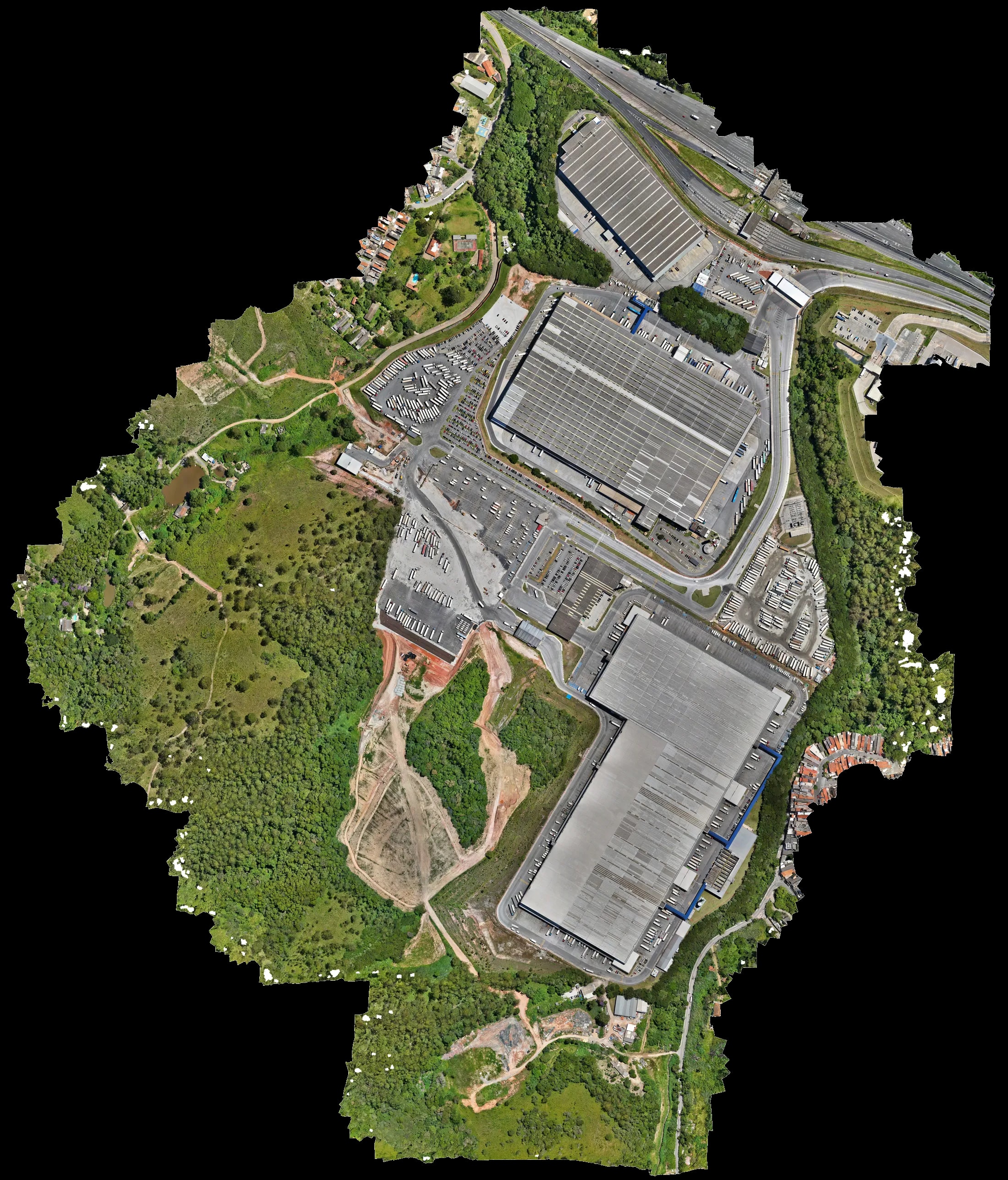 Ortofoto do Centro Logístico VS Anhanguera vista de cima: os galpões e o pátio de carretas ocupam o lado direito do terreno, e a área não edificada, coberta de mata, ocupa todo o lado esquerdo