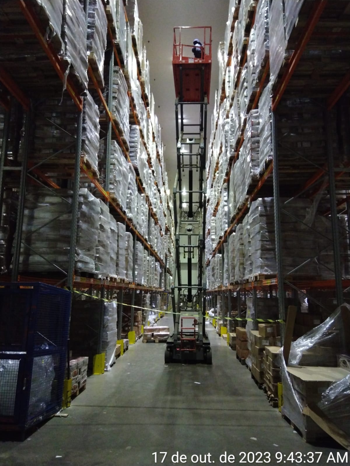Interior de galpão logístico da SERBOM, com corredores de armazenagem