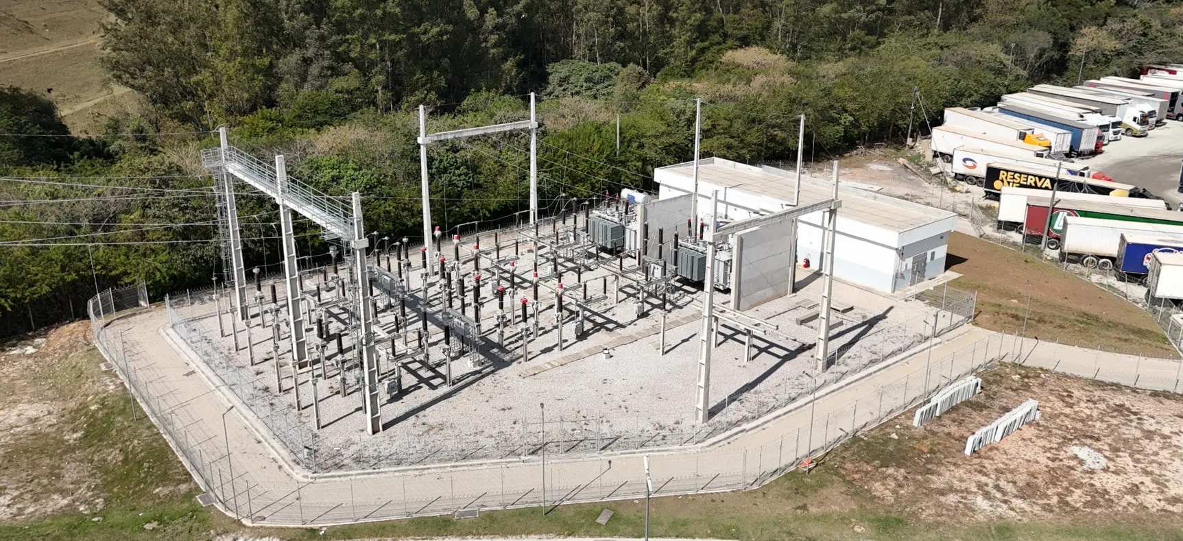 Subestação de energia própria do Centro Logístico VS Anhanguera, vista de cima, com pátio de manobra e transformadores