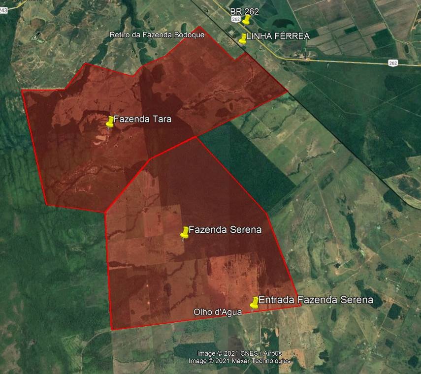 Imagem de satélite com os perímetros das fazendas Tara e Serena demarcados, em Miranda, Mato Grosso do Sul, cortados por uma linha férrea ao norte